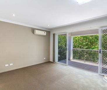 Beautiful 3-Bedroom Townhouse Offering Space, Comfort and Convenience - Photo 2