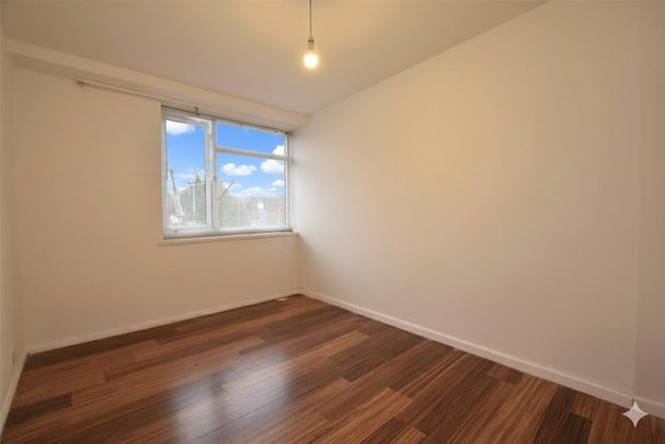 Pettits Lane North, Romford, RM1 - Photo 1