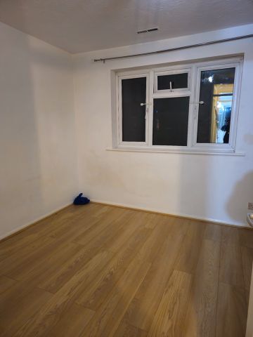 2 Bed Terraced House, Fernleigh Close, CR0 - Photo 2