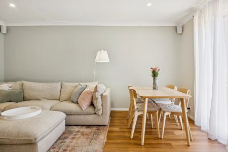 This beautifully renovated street-front villa presents an outstanding opportunity. - Photo 3