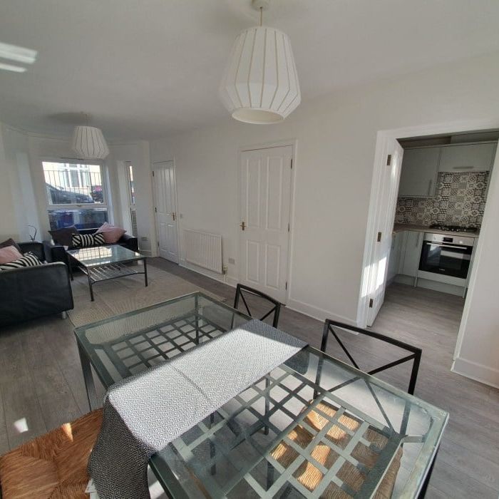 3 Bed Flat, Lindley House, W3 - Photo 1