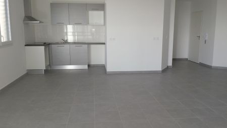 Location Appartement 3 pièces 68m² ST DENIS 97400 - Photo 3