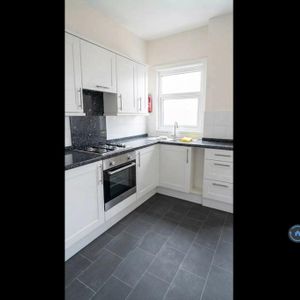 1 bedroom in a flat share to rent - Photo 2
