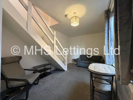 2 Bedroom Maisonette for rent in Kirkstall Lane - Photo 2