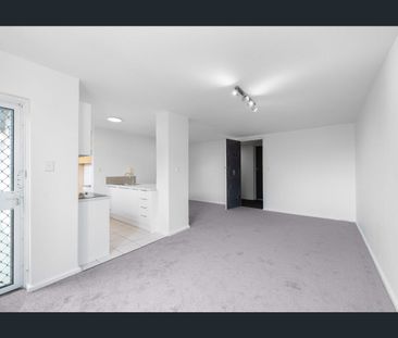 Renovated 2 Bedroom Apartment - Photo 2