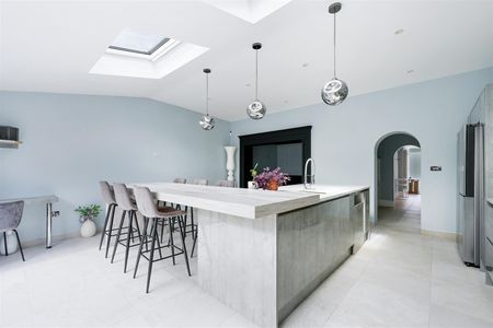 To Let 3 Bed House - Semi-Detached - Photo 4