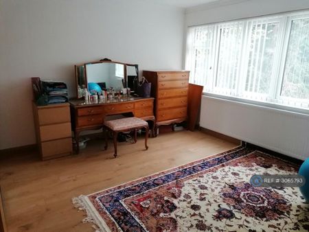 4 bedroom detached house to rent - Photo 3