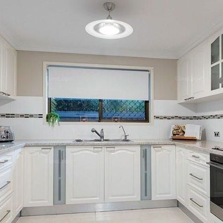 Stylish & Convenient and Spacious 5 bed 2 bath - Photo 5