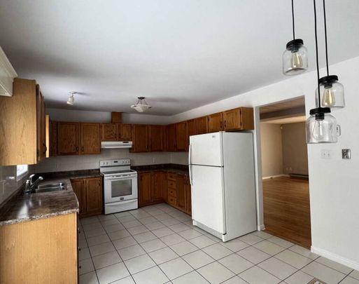 Royalvue - Lovely 3 Level, 4 Bedroom Townhouse in Dartmouth! - Photo 1