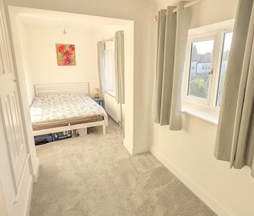 Robin Hood Road, Woking - 4 bedrooms Property for lettings - Seymours - Photo 3