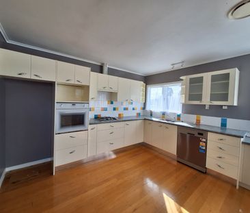 Family home with a big yard! - Photo 3