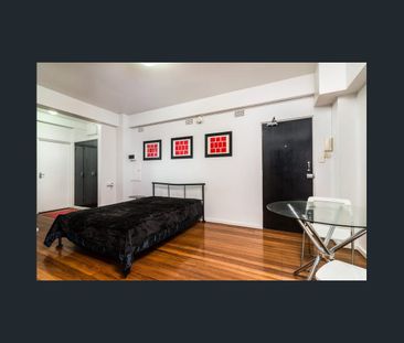 Spacious character studio with stunning communal rooftop - Photo 4