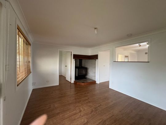 Family Home - 4 Beds / 2 Bathrooms / Wood Fire Heating. - Photo 1