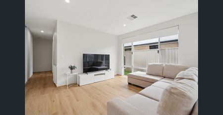 Near new, show home condition, 3 bedroom, 2 bathroom family home is in a great location overlooking parklands. - Photo 4