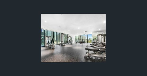 Beautiful North Facing Apartment With Car Park ! - Photo 1