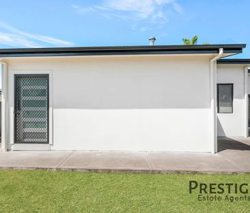 Large Family Residence! - Photo 6