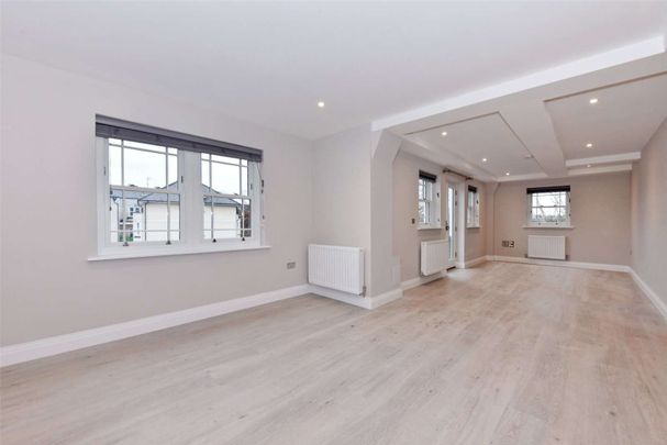 An immaculate one-bedroom top floor flat located in the heart of Marlow - Photo 1