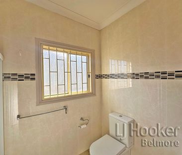 Spacious Four Bedroom House in Villawood! - Photo 5