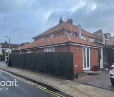 1 bedroom in a house share to rent - Photo 2