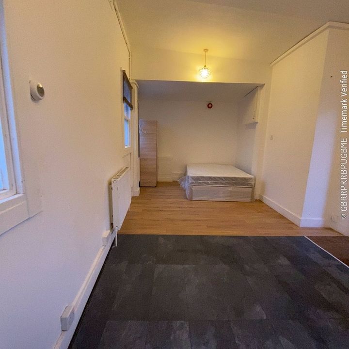 Studio Flat, High Street, SE25 - Photo 1
