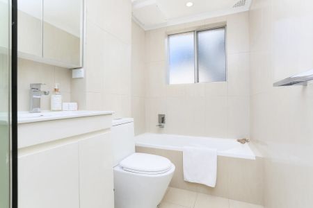 Oversized 3 Bedroom Beachside Apartment With lock up Garage - Photo 5