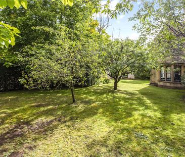 A stylish period house located close to the town centre and delightful countryside walks. - Photo 3
