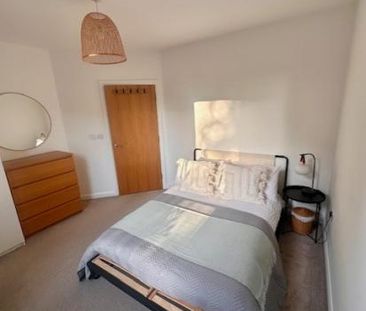 Double bed N16 -Own bathroom - Mon-Fri or fewer days- Stoke Newington - Photo 1