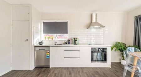 Beautiful renovated 3 bedroom home - Photo 3