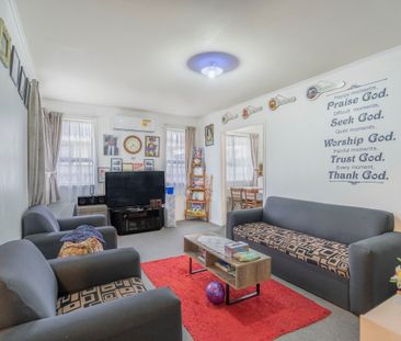 Three bedroom home in Otara! - Photo 2