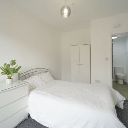 6 bedroom House in Delph Mount, Leeds - Photo 1