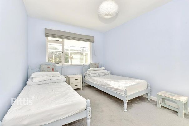 2 bedroom detached bungalow to rent - Photo 1