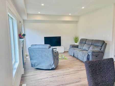 Detached Home For Lease | X8434404 - Photo 5