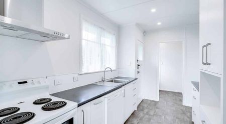 Five Bedroom Home Near Waikato Hospital - Photo 2