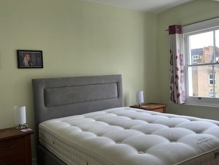 2 Bed Flat, Putney Bridge Road, SW15 - Photo 2