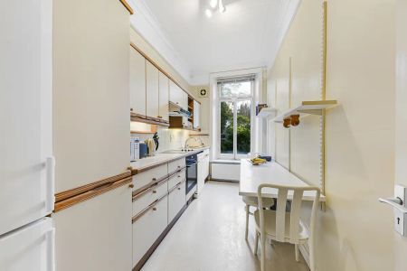 4 bedroom flat in Belsize Park - Photo 2