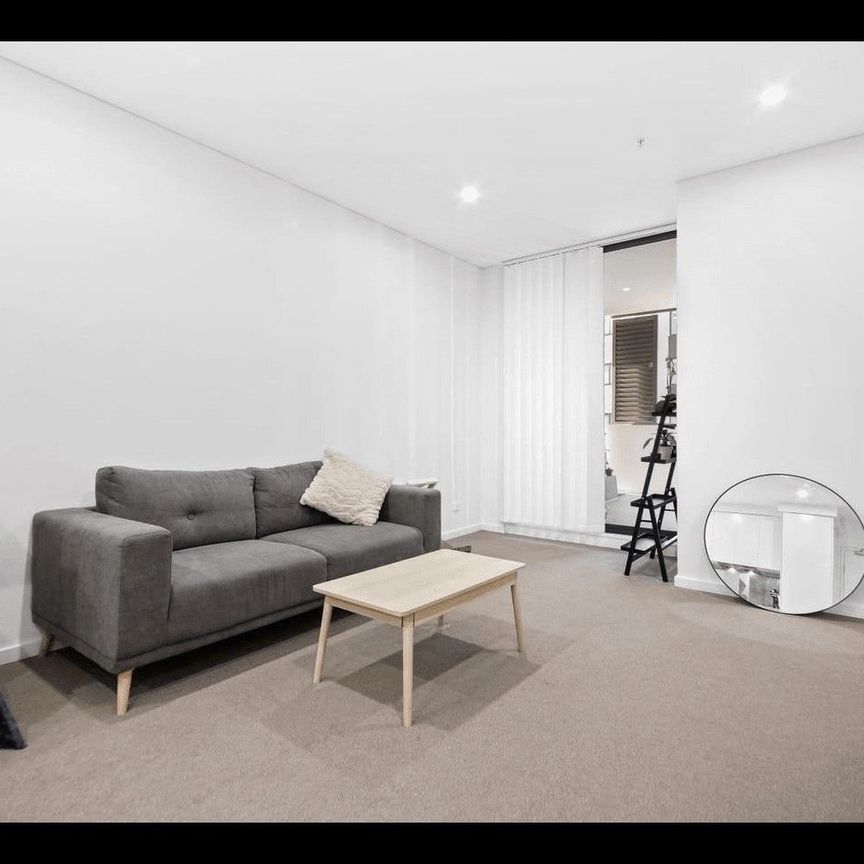 Modern & Light-Filled Apartment in Prime Location - Furnished - Photo 1