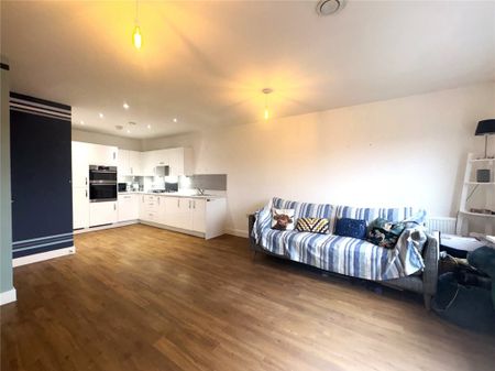 1 bed Upper Floor Flat for rent - Photo 2