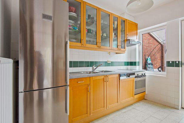 Mooie halfopen woning met garage op absolute toplocatie - Photo 1