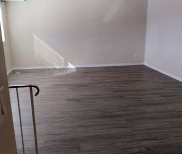 GREAT 3 BED, 1.5 BATH, 2 STOREY TOWNHOUSE W/ AN OUTDOOR PARKING STA... - Photo 1