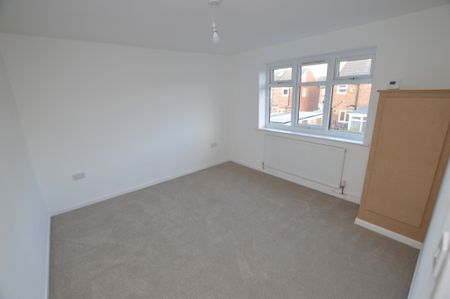 3 Bedroom Semi-Detached House - Photo 5