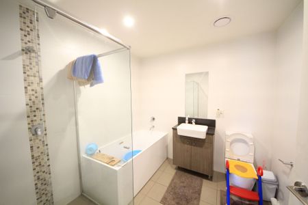 Contemporary Style Apartment - Photo 4