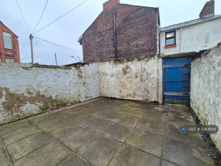 3 bedroom terraced house to rent - Photo 2