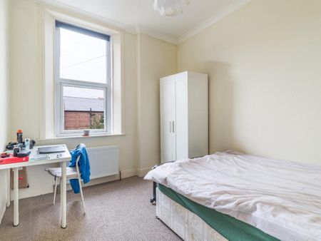 3 bedroom flat to rent - Photo 4