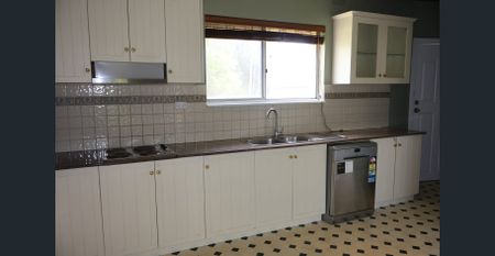 LARGE FAMILY LIVING OPPOSITE PARK - Photo 5