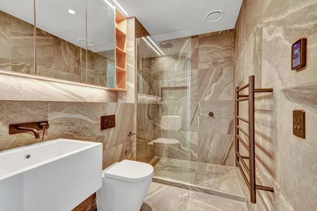 Furnished or Unfurnished - your choice integrated Liebherr fridge/ freezer. - Photo 5