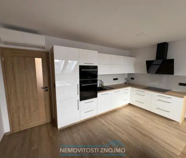 Pronájem plně vybaveného podkrovního bytu 2+kk v centru Znojma - Fotografie 5