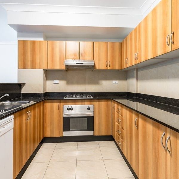 Superb Location, Oversized Refreshed Three Bedroom Apartment 5 Min Walk to Strathfield Station! - Photo 1