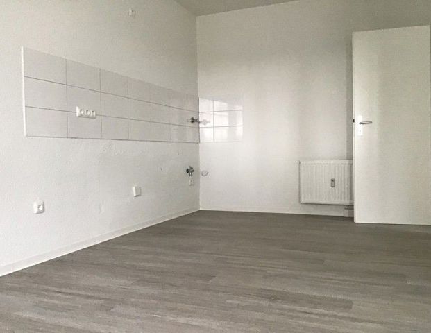 Frisch modernisierte 2-Zimmer-Wohnung mit Balkon im Erdgeschoss! - Foto 1