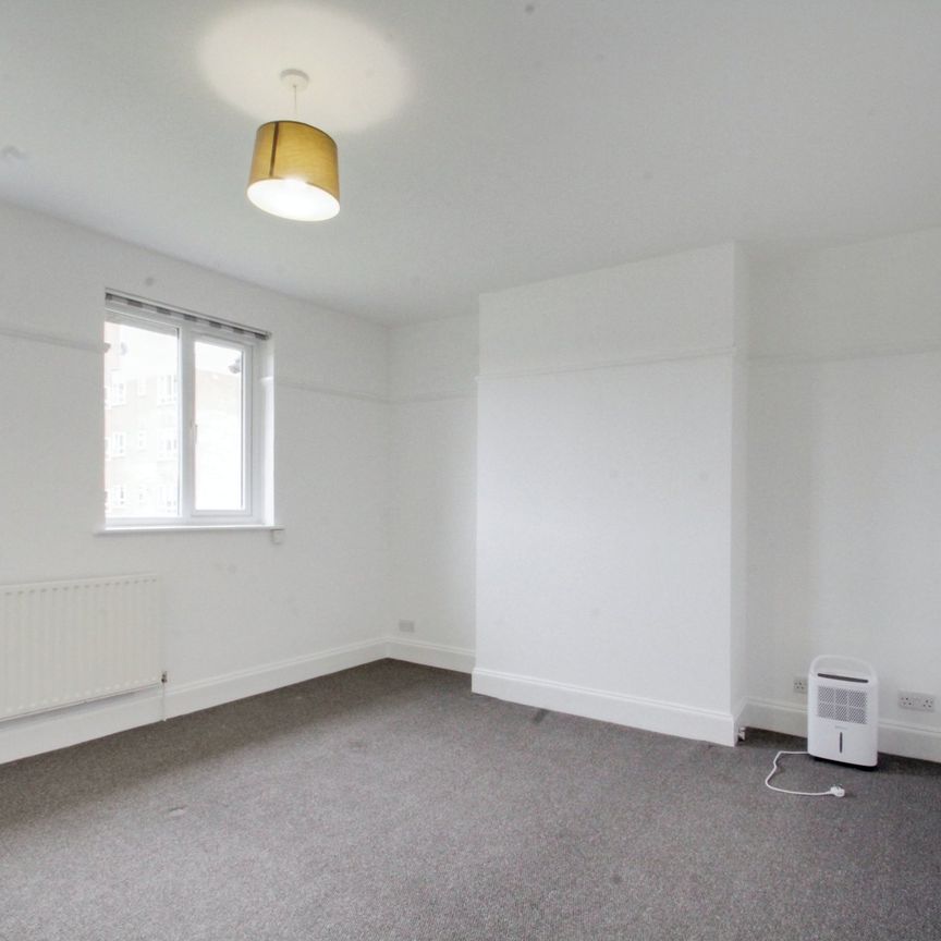 2 bed flat to rent in Wellesley Avenue, Richings Park, SL0 - Photo 1