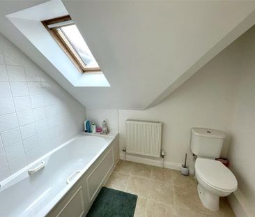 A light and bright top floor well presented apartment. Situated in ... - Photo 3